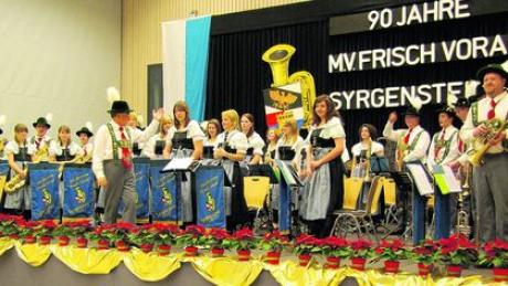 Beim Jahresabschlusskonzert des Musikvereins Frisch Voran Syrgenstein reisten die Musiker mit ihrem Publikum in die 90-jährige Vereinsgeschichte zurück. Foto: Kasdorff
