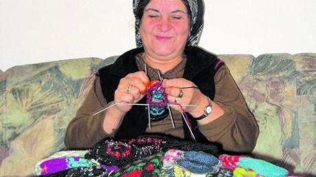 "Patik" - so heißen die selbst gemachten Socken, die man in der Türkei im Hause trägt. Oma Diri strickt sie zusammen mit Freundinnen und Verwandten für eine Benefizaktion am Samstag in Bobingen. Foto: Vera Novelli