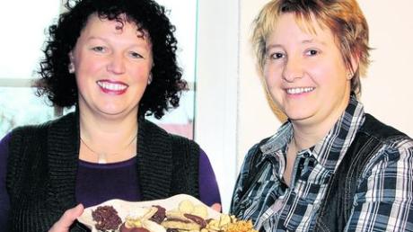 Von Brigitte Butz stammt das Rezept der Marzipankugeln, Lydia Eiser ist für ihre Karamellplätzchen bekannt (von links). Foto: Uta Baumann