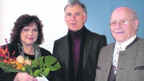 Museumsleiterin Sabine Sünwoldt, Bürgermeister Lorenz Müller und Josef Weißenhorn (rechts), der die Zeichnungen zur Verfügung gestellt hat. Fotos: Williams-Fuhr