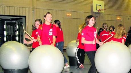 Auf Pezzibällen kann man nicht nur Gymnastik machen, sondern auch Trommeln. Eine Pezzi-Drums-Aktion im Ferienprogramm hatte gleich Vorzeigbares hervorgebracht. Foto: Brigitte Glas