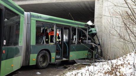 Linienbus prallt in Gersthofen gegen Bahnunterführung