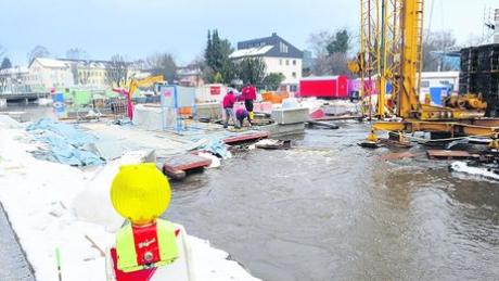 Anfang der Woche trat der Erlenbach über die Ufer, das Wasser stand bis zur Baustelle des V-Markts. Foto: Weizenegger
