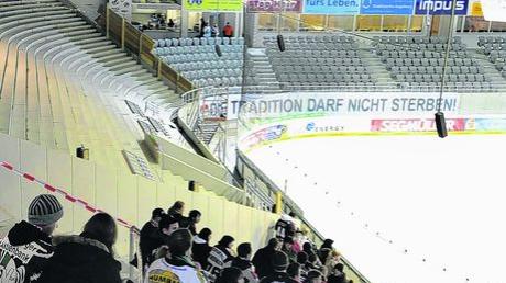 Die Panther-Fans sind sauer: Sie sehen von den neuen Tribünen aus nicht mehr richtig auf das Eis. Foto: Ulrich Wagner