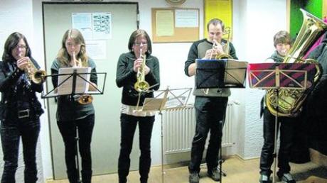 Die Sainbacher Bläsergruppe umrahmte musikalisch die Dorfweihnachtsfeier in Sainbach. Foto: Xaver Steinherr