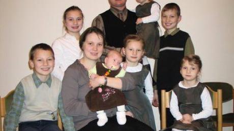 Neun Mal Stromberger: (von links): Simon, Melanie, Mutter Nina mit Johanna, Vater Eduard mit Tabea, Lydia, Samuel und Lea.