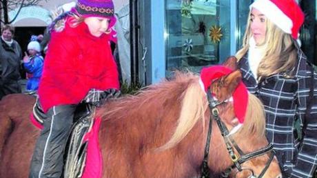 Ponyreiten stand auch auf dem Programm beim Hiltenfinger Adventsmarkt - und wurde rege angenommen.