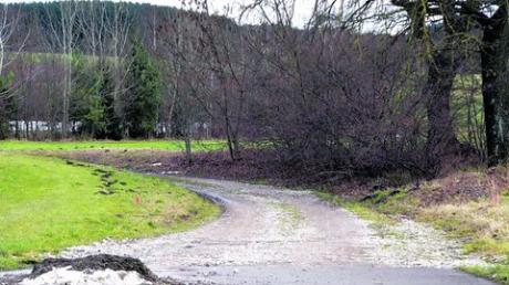 Entwässerungsgräben und Biotopvernetzungen entstehen links und rechts des Hofstettener Weges. Im Hintergrund ist das Rückhaltebecken erkennbar, das die Wassermengen aufnehmen soll. Foto: Ulrike Reschke