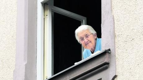 Ein Blick aus dem Fenster - und Elisabeth Gygas ist im Bilde, was sich in ihrer Nachbarschaft abspielt. Seit 80 Jahren lebt sie in derselben Mietwohnung und hat auch nicht vor umzuziehen. Foto: Ruth Plössel