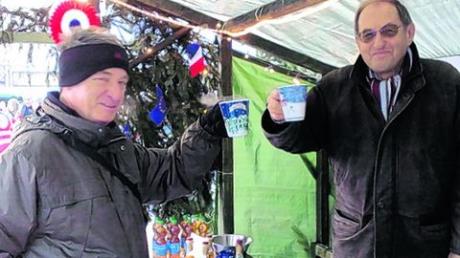 Fleißige Helfer auf dem Weihnachtsmarkt: die Mitglieder des Partnerschaftskomitees Meitingen-Pouzauges Hans-Georg Füller (links) und Karl Bartl. 