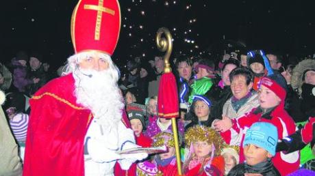 Der Nikolaus beschenkte die Kinder auf dem Herbertshofer Dorfplatz mit Weihnachtspäckchen. 