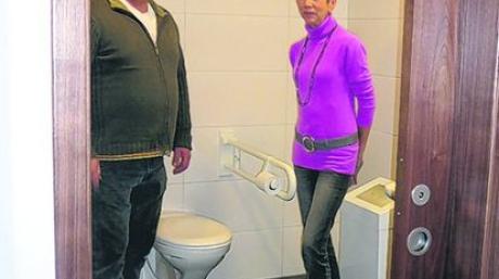 Die neue behindertengerechte Toiletten im Trachtenheim, die im Zuge von Sanierungsarbeiten eingebaut wurde stellen Petra Ortner und Bernhard Dachs jun., vor.