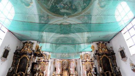 Damit nicht weiter herabfallende Teile in der Abteikirche Oberschönenfeld die Besucher gefährden, wurden Sicherungssnetze an die Decke gehängt. 