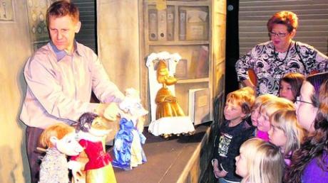 Nach der Aufführung durften die kleinen und großen Zuschauer alle Puppen und Requisiten aus der Nähe betrachten und auch Fragen an den Puppenspieler Sven Tömösy-Moussong stellen. Foto: Sabine Hämmer