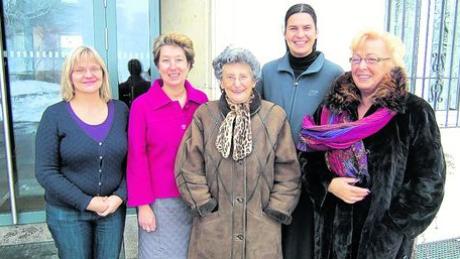 Die Frauen Union verabschiedete Schwester Gudrun (von links) Doris Singer-Schollenberg, Christine Breither, Resi Linder, Schwester Gudrun und Helmi Liebhäuser. 