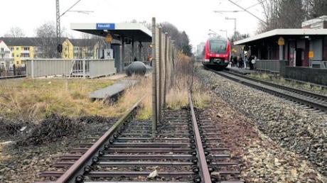 Das dritte Gleis am Bahnhof in Neusäß ist längst Realität. Es liegt völlig unbenutzt zwischen den beiden Bahnsteigen. Dort wo heute der Zaun steht, könnte eines Tages dann auch das richtige dritte Gleis verlaufen, das einen echten Regio-Schienen-Takt möglich machen würde.