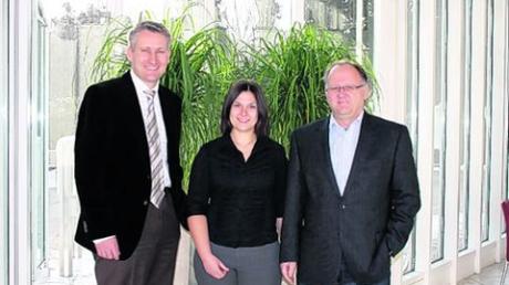 Bürgermeister Hansjörg Durz und Doris Pröll von der Sozialverwaltung der Stadt Neusäß bedanken sich bei Dr. Thomas Wilharm für die Spende. 