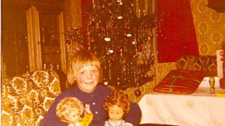 Nicht nur über ihre schönen Puppen freute sich Christina Miller von der Bäckerei Miller in Edelstetten an Weihnachten 1975 in ihrem Elternhaus in Winzer (Bild links). Sie bekam damals auch das "grüne Weihnachtsbuch" geschenkt, das für sie bis heute eine ganz besondere Bedeutung hat. Krumbacher Raiffeisenbank das Fenster mit der Nummer 16 (rechts). Foto: Sammlung Miller