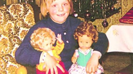 Nicht nur über ihre schönen Puppen freute sich Christina Miller von der Bäckerei Miller in Edelstetten an Weihnachten 1975 in ihrem Elternhaus in Winzer. Sie bekam damals auch das "grüne Weihnachtsbuch" geschenkt, das für sie bis heute eine ganz besondere Bedeutung hat. Foto: Sammlung Miller