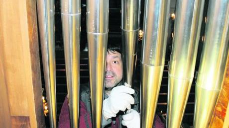Orgelbaumeister Andreas Offner ist verantwortlich für die Planung des großen Instruments. Aus insgesamt 1098 Pfeifen ertönt die Musik an Weihnachten. Fotos: Dusik