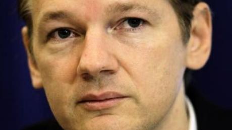 Wikileaks-Gründer Julian Assange hat Angst um sein Leben. Es gebe Bedrohungen. Zudem warf er den USA vor, hinter den Vergewaltigungsvorwürfen gegen ihn zu stehen.
