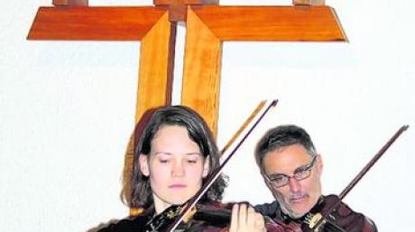 Julia Leder (Violine) und Heiner Ding (Viola) beim 2. Brandenburgischen Konzert im Martin-Luther-Haus. Foto: hucla