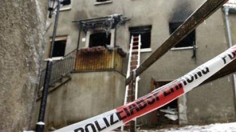 Ein altes Wohnhaus in der Harburger Altstadt (Straße: Alte Schule) ist in der vergangenen Nacht komplett ausgebrannt. Eine Frau (70) und ihr Mann (79) starben in den Flammen. 