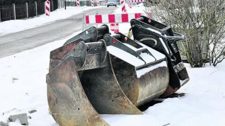Stillstand auf der Baustelle in der Buttergasse in Buchdorf. Die Straße bleibt bis zum Frühjahr für den Durchgangsverkehr gesperrt. Foto: Widemann