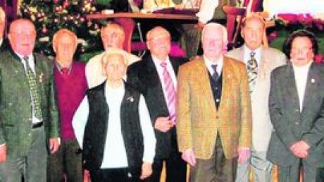 Langjährige Mitglieder des Gartenbauvereins wurden bei der Herbstversammlung geehrt. Auch Bürgermeister Ludwig Fröhlich (2. von links) gratulierte. Foto: Liedtke