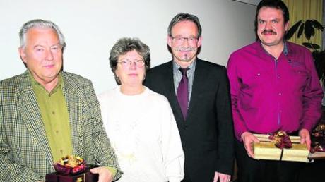 Für ihr ehrenamtliches Engagement dankte Bürgermeister Manfred Nerlinger (2. von rechts) Hans Müller, Veronika Schreier und Stefan Vonay (von links). Foto: Stöbich