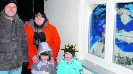 Arno und Antje Lindner haben mit Mina und Philipp an ihrem Haus ein eigenes "Adventstürchen" geschmückt. Foto: Doblaski