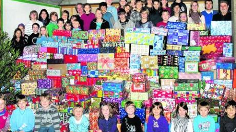 Die Schüler der Aschbergschule haben fast 500 Weihnachtspäckchen für die Kinder in der albanischen Stadt Velipojë gepackt. Foto: Johann Bronnhuber