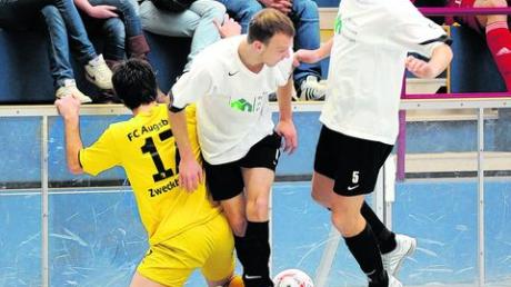 Reinhold Armbrust und Kurt Schauberger (rechts) vom TSV Meitingen konnten Daniel Zweckbronner und den FC Augsburg II nicht stoppen. Der Landesligist verteidigte seinen Turniersieg beim Sport-Wiedemann-Cup in Neusäß. 