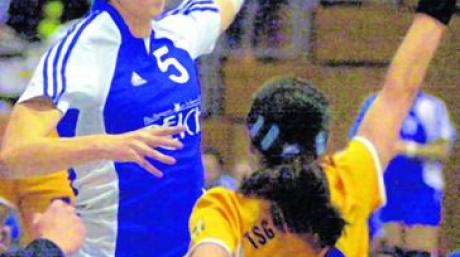 Franziska Lang (blau) und die Damen des Kissinger SC sind nicht zu bremsen: Das 32:25 gegen Taufkirchen war bereits der zwölfte Sieg in Serie für den Landesliga-Spitzenreiter. Foto: Kleist