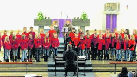 Neben den Solisten und den vielen erwachsenen Chorsängern sangen sich beim Adventskonzert des Männergesangsvereins Nordendorf der Schulchor Westendorf und der Kinderchor "Notenkleckse" in die Herzen der zahlreichen Zuhörer.