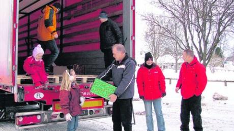 Ein voller Erfolg war für die Fahrer des Weihnachtstrucks Berthold Heidemann und Andrea Barnsteiner (von rechts) der erste Tag ihrer Sammeltour. Foto: Rosi Geiger
