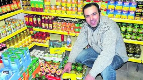 Aytekin Karasoy eröffnet heute seinen Frischemarkt in Kellmünz. Kurz davor gab es noch viel Arbeit und auch die Regale mussten eingeräumt werden. Foto: zisc