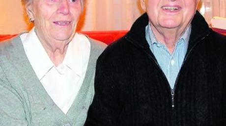 Helga und Rudi Klement sind am Heiligen Abend 60 Jahre verheiratet. "Viel Schlimmes haben wir in dieser Zeit nicht mitgemacht", resümieren die beiden. Foto: ajp