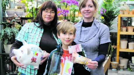 Blumen Salzmann in Höchstädt hat dieses Jahr für die Kartei der Not 200 Euro gespendet. Auf dem Bild von links: Ulrike Dannenmann, Imanuel Salzmann und Nicole Heckmeier von Salzmann. Foto: Bronnhuber