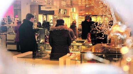 In Nordschwaben ist der Einzelhandel mit dem Weihnachtsgeschäft, wie hier am vergangenen letzten Einkaufssamstag vor dem Fest, sehr zufrieden. Foto: Bissinger