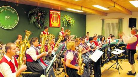 Im Vereinsheim in Gannertshofen drängten sich die Besucher beim Weihnachtskonzert der Musikkapelle. Foto: zg