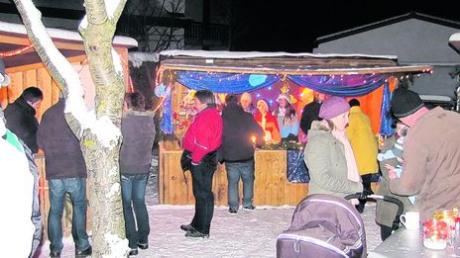Vor malerischer winterlicher Kulisse fand der Weihnachtsmarkt in Eisingersdorf statt. Zahlreiche Besucher machten die Veranstaltung für einen guten Zweck zu einem Erfolg. Foto: Josef Kigle