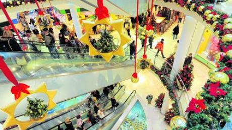 Shopping-Hysterie vor Weihnachten: Die überfüllten Einkaufscenter sind zwar weihnachtlich dekoriert, der Stress bleibt aber trotzdem nicht aus. Doch hier ist es wenigstens trocken und warm. Wesentlich unangenehmer wird die Jagd nach Geschenken in den Fußgängerzonen der Innenstädte bei Kälte, Schnee und Regen. Foto: Hendrik Schmidt, dpa