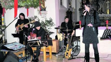 Die Band "All about davenport" intonierte in der Winterrieder Pfarrkirche St. Martin Popsongs, Jazz und Evergreens sowie traditionelle Weihnachtslieder. Foto: clb