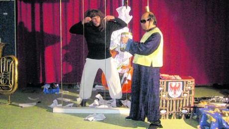 Das Münchner Theater "Kultur auf Rädern" mit Stephan Lanius (links) und Xizhi Nie gastierte in der JVA Niederschönenfeld. Foto: Arloth