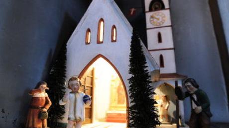Jesus kommt aus der erleuchteten Kapelle und gibt den Segen. Der ?Christkind-Automat? in der Kobelkirche in Westheim funktioniert wieder. Foto: Marcus Merk