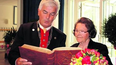 Mertingen verleiht die Ehrenbürgerwürde an Zott-Seniorchefin Frieda Reiter.