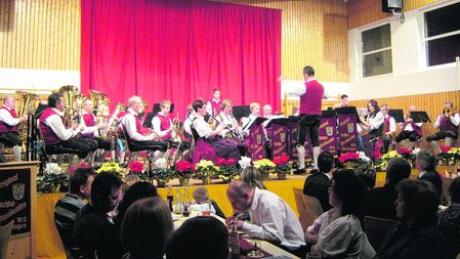 Bei der Weihnachtsfeier des Musikvereins Zöschingen zeigten die Original Bachtal-Musikanten ihr Können. Fotos: Bohnert