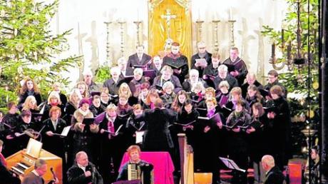 Festliches zum Ausklang der Weihnachtstage präsentierte der Chor der Wallfahrtskirche Biberbach gemeinsam mit der Hofmark-Musik aus Gempfing. Foto: Diller