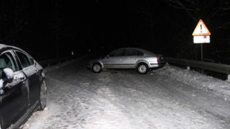 Auf schneeglatter Straße ist eine Autofahrerin bei Rommelsried ins Rutschen geraten. Foto: Polizei Zusmarshausen